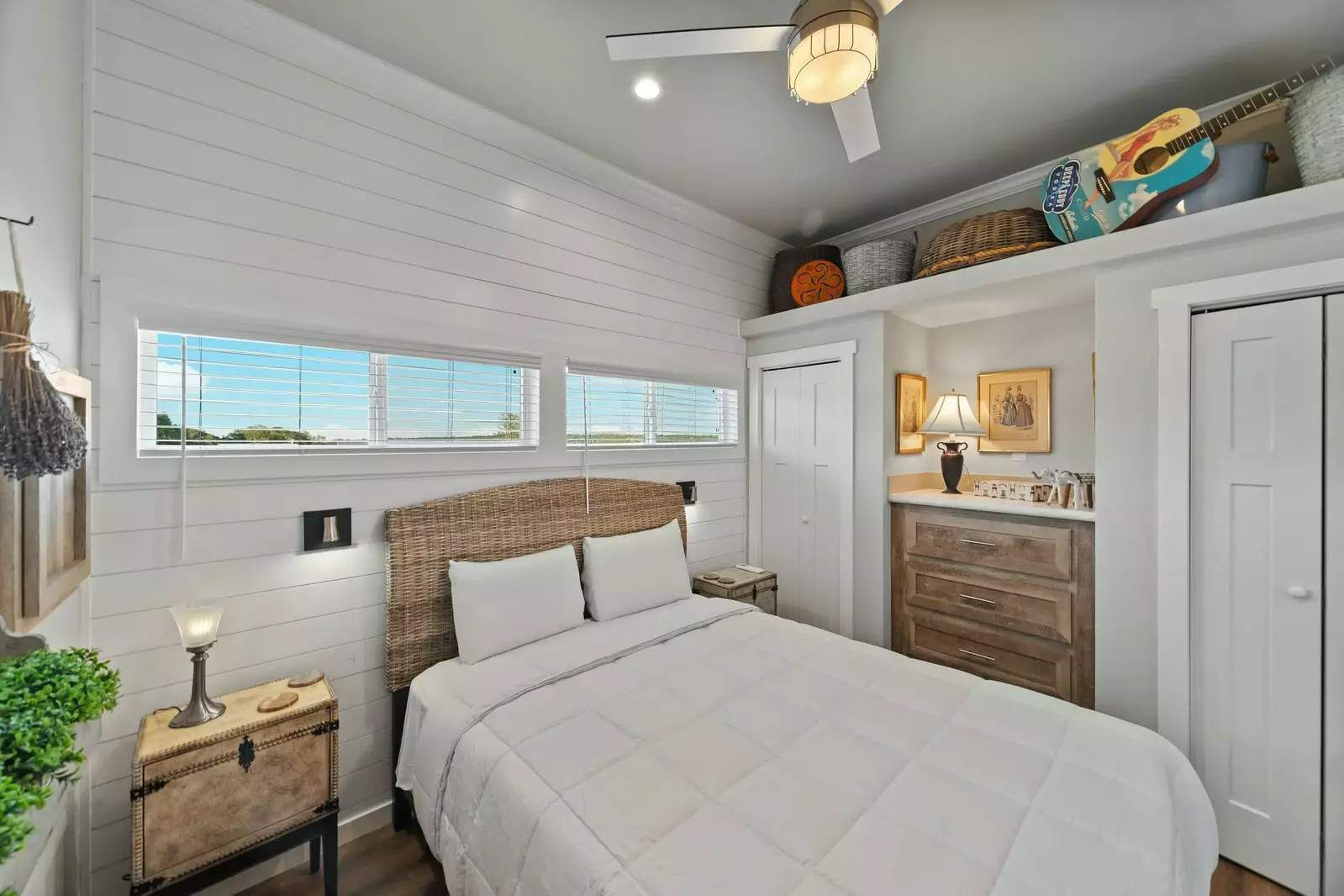 1 quarto, ferros/tábuas de passar roupa, berço de viagem, roupa de cama