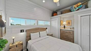 1 quarto, ferros/tábuas de passar roupa, berço de viagem, roupa de cama