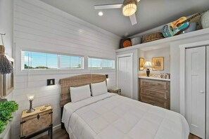 1 quarto, ferros/tábuas de passar roupa, berço de viagem, roupa de cama