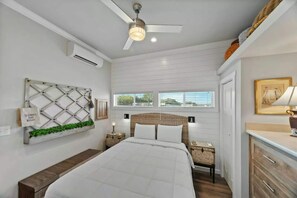 1 غرفة نوم ومكواة/لوح كي وسرير سفر وملاءات أسرّة