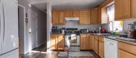 Mikrobølgeovn, oppvaskmaskin, kaffetrakter/tekoker og brødrister