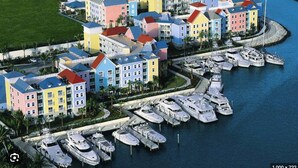 Un port de plaisance avec des bâtiments aux couleurs vives et de nombreux bateaux amarrés.