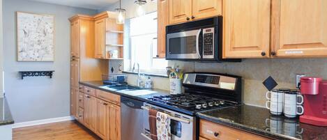 Jääkaappi, mikroaaltouuni, uuni, liesi