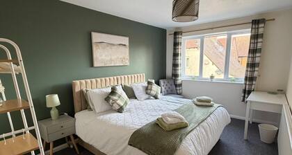 Meriden Apartment Retreat - Sleeps 7 - Near Nec