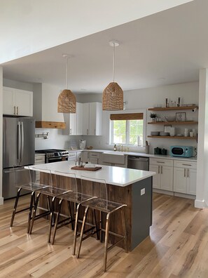 ثلاجة، ميكروويف، فرن، موقد طهي مسطح