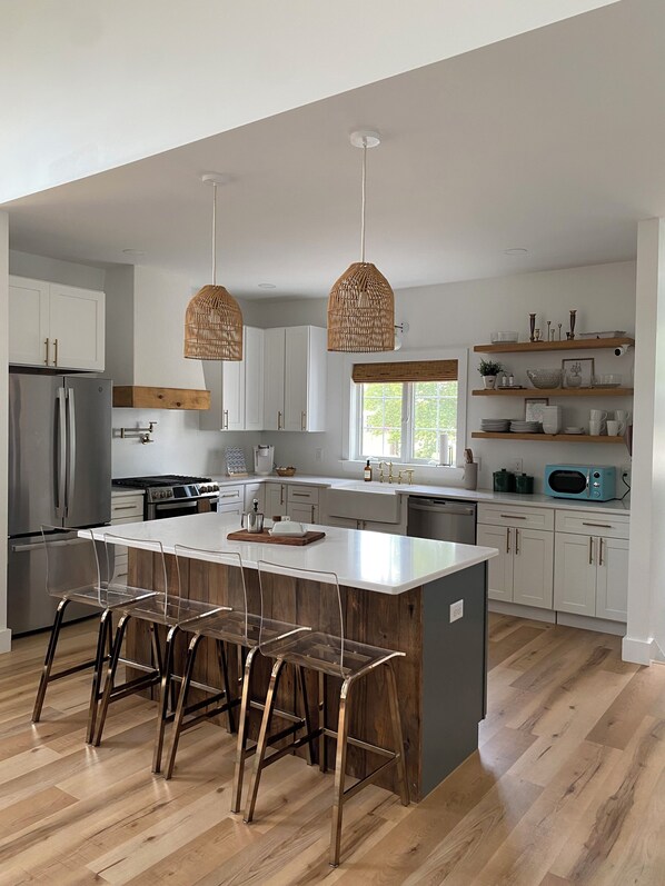 Refrigerador, microondas, horno y parrilla de estufa