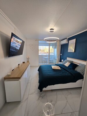 1 bedroom, WiFi, bed sheets - Charming studio overlooking Saint-François marina, golf course, lagoon & beach on foot. (Saint-François)