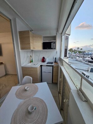 Dining - Charming studio overlooking Saint-François marina, golf course, lagoon & beach on foot. (Saint-François)
