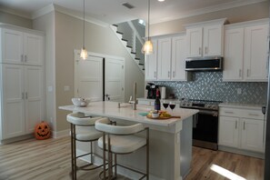 Fridge, microwave, oven, stovetop - Amelia Island Beach Townhome - One Block to the Sand + Putting Green (Fernandina Beach)