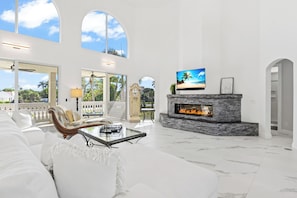 Smart TV y chimenea 