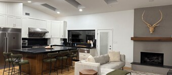 Moonlight Ranch — Luxury Farmhouse & Event Retreat