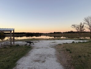 المنطقة المحيطة بالمنشأة