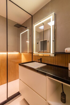 Shower, hair dryer, towels, shampoo - Incredible Studio in Copacabana - CR703 (Rio de Janeiro)