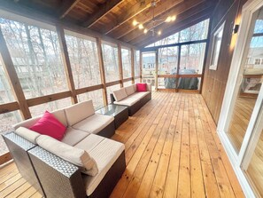 Smart TV, fireplace - Charming 3bedroom Oasis Close to Skiing with Modern Amenities and Pool Access (Saw Creek)