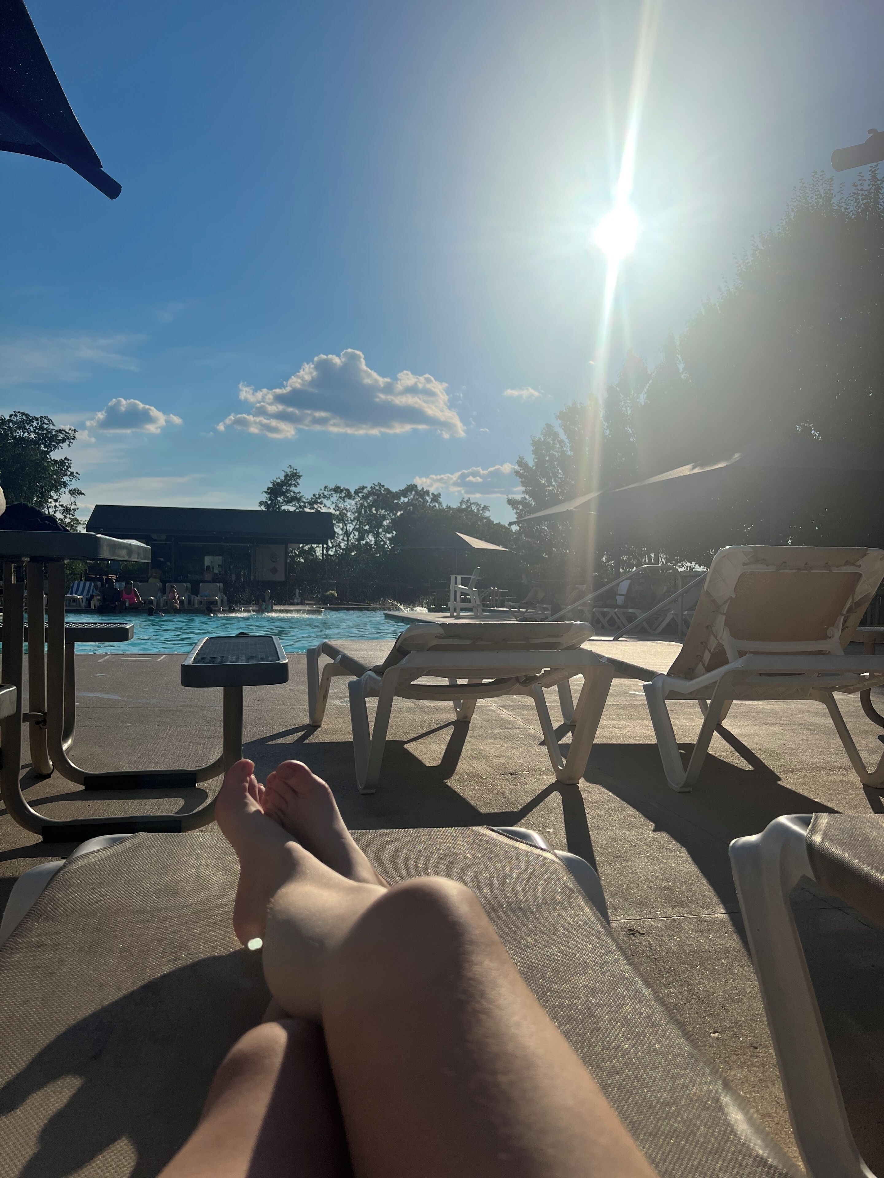 Een binnenzwembad, een buitenzwembad