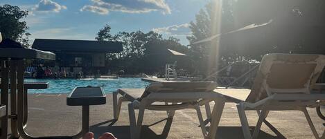 Alberca techada y alberca al aire libre