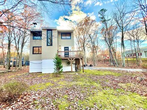 Exterior - Charming 3bedroom Oasis Close to Skiing with Modern Amenities and Pool Access (Saw Creek)