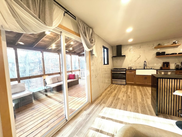 Interior - Charming 3bedroom Oasis Close to Skiing with Modern Amenities and Pool Access (Saw Creek)