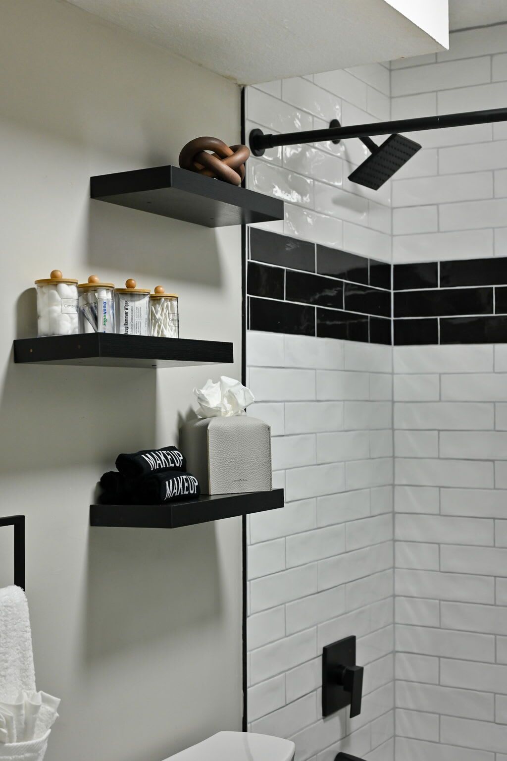 Dusche, Haartrockner, Handtücher, Shampoo