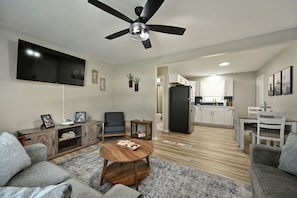 TV, offices - Kansas City Soccer Stay | Near Stadiums-Sleeps 10 (Blue Springs)
