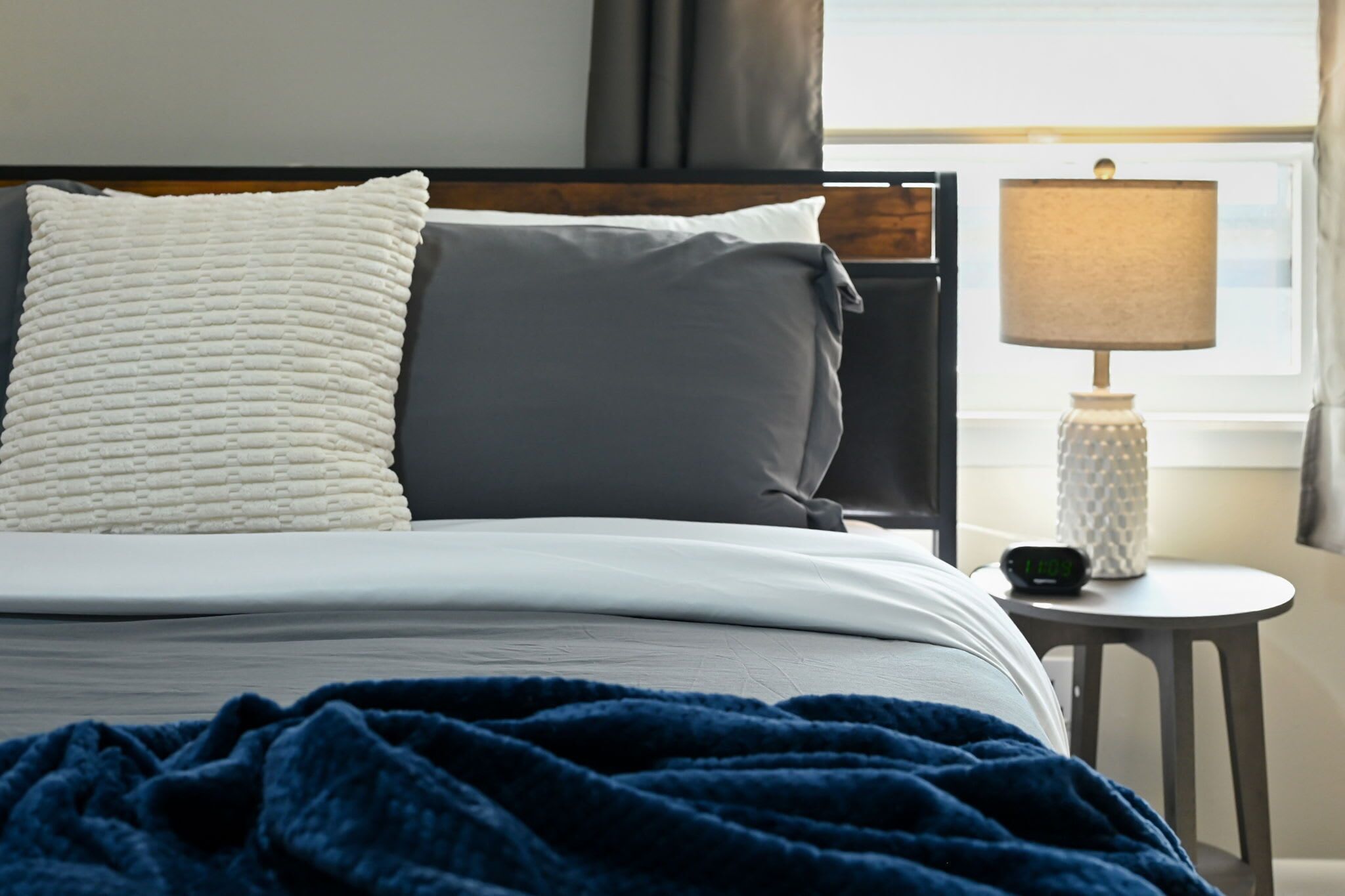 4 chambres, bureau, fer et planche à repasser, lit parapluie