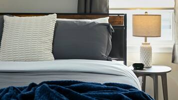 4 habitaciones, escritorio y tabla de planchar con plancha