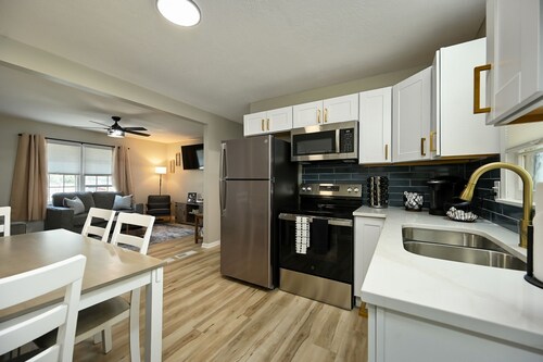 4BR Home near KC Stadiums & I-70 - Sleeps 10!