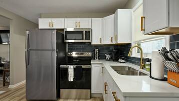 Een koelkast, een microgolfoven, een oven, een kookplaat