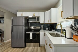 冷蔵庫、電子レンジ、オーブン、コンロ