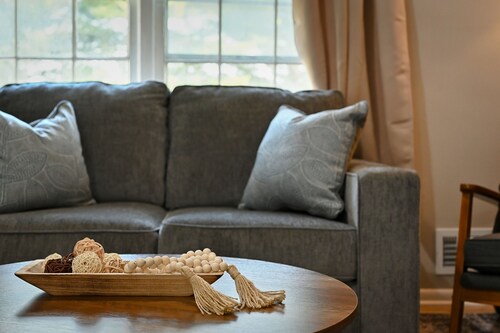 Entire Home: Sleeps 10, Near KC Events & Stadium!