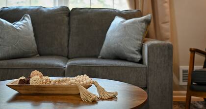 Entire Home: Sleeps 10, Near KC Events & Stadium!