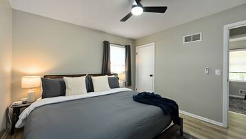 4 slaapkamers, een bureau, een strijkplank/strijkijzer, reisbedje