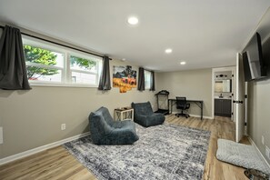 Interior - Kansas City Soccer Stay | Near Stadiums-Sleeps 10 (Blue Springs)