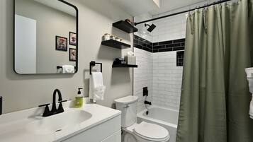 Een douche, een haardroger, handdoeken