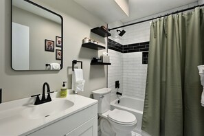 Shower, hair dryer, towels - 4BR Home near KC Stadiums & I-70 - Sleeps 10! (Blue Springs)
