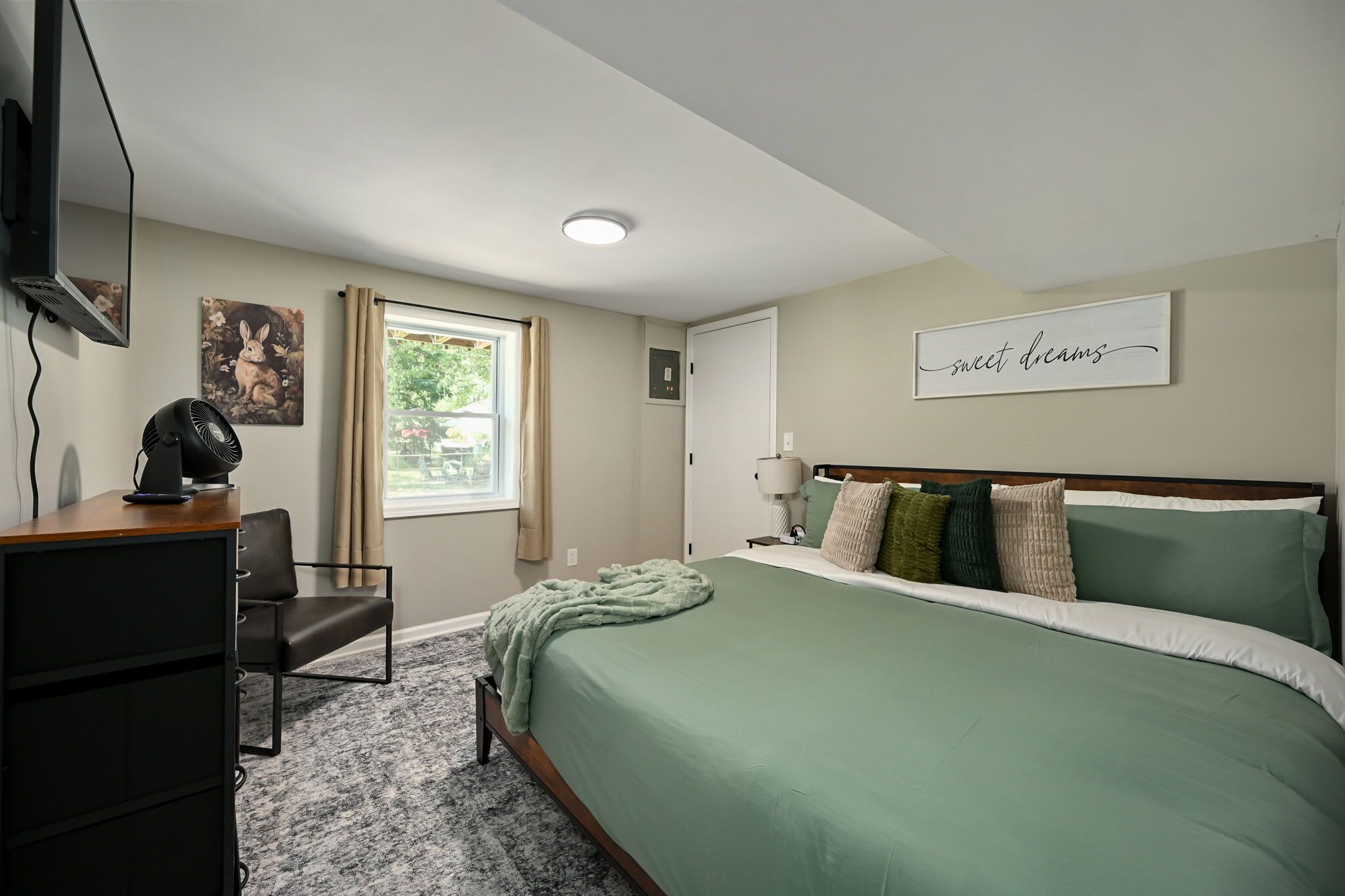 4 bedrooms, desk, iron/ironing board, travel crib