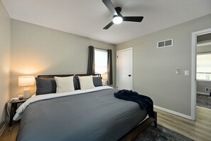 4 Schlafzimmer, Schreibtisch, Bügeleisen/Bügelbrett, Reisekinderbett