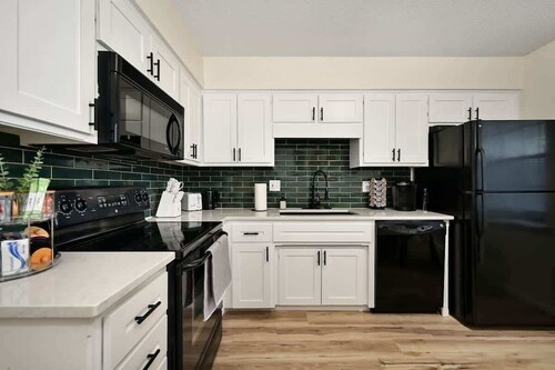 Modern Home with 3 King Beds Near KCI