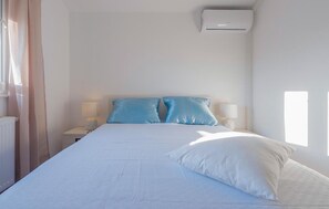 Iron/ironing board, travel cot, free WiFi - Amazing home in Ugljane (Ugljane)