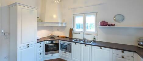 Een koelkast, een oven, een vaatwasser, een koffiezetapparaat/waterkoker