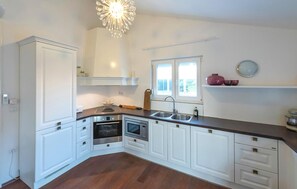 Fridge, microwave, oven, dishwasher - Amazing home in Ugljane (Ugljane)