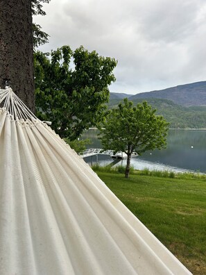 Property grounds - Mara Lakefront Getaway — A Year-Round Mountain Retreat (Sicamous)