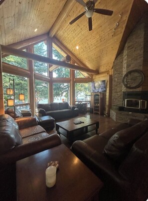 TV, fireplace - Mara Lakefront Getaway — A Year-Round Mountain Retreat (Sicamous)
