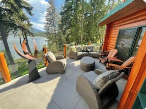 Terrace/patio - Mara Lakefront Getaway — A Year-Round Mountain Retreat (Sicamous)