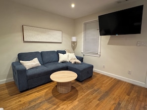 Smart TV - Modern 2BR Home with Private Patio - Walk to Potomac Yard (Alexandria)
