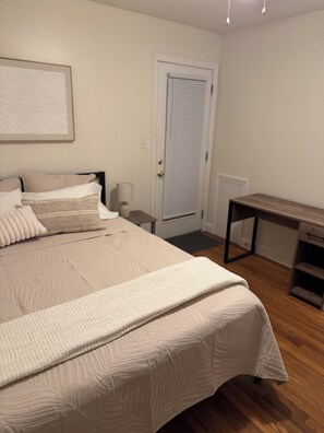 2 bedrooms, iron/ironing board, free WiFi, bed sheets - Modern 2BR Home with Private Patio - Walk to Potomac Yard (Alexandria)