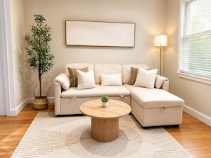 Smart TV - Modern 2BR Home with Private Patio - Walk to Potomac Yard (Alexandria)