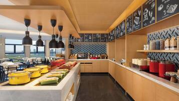 Daily buffet breakfast (CNY 58 per person)