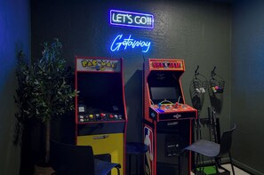 Game room - Downtown Gilbert • Hot Tub • Glow Golf • Game Room • Sleeps 12 (Gilbert)