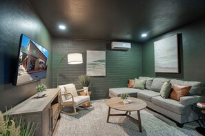 Smart-tv, videospelletjes, een tafeltennistafel en boeken